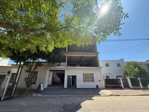 Local en Venta de 3 Plantas, con Patio - San Isidro