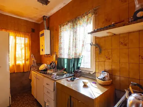 VENTA CASA DE 2 DORMITORIOS CON COCHERA Y PATIO