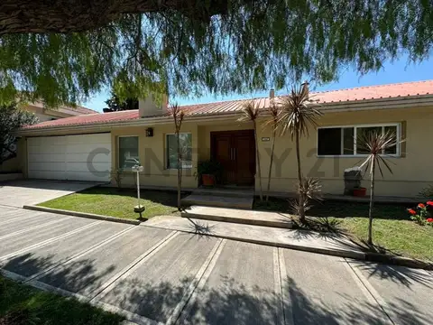 Casa 9 ambientes con 3 baños