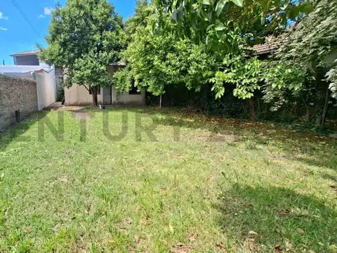 LOTE CON CASA A REMODELAR.