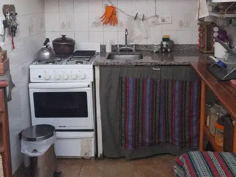 PH x pasillo es casi 2Amb.reciclado con entrepiso y terraza chica propia baño-cocina a gas equipada