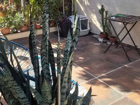 PH x pasillo es casi 2Amb.reciclado con entrepiso y terraza chica propia baño-cocina a gas equipada