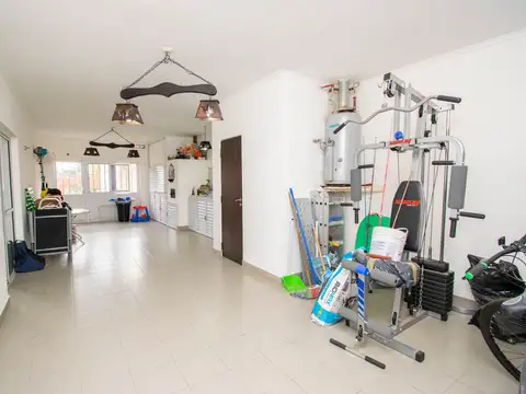 Casa en Venta con 3 cocheras