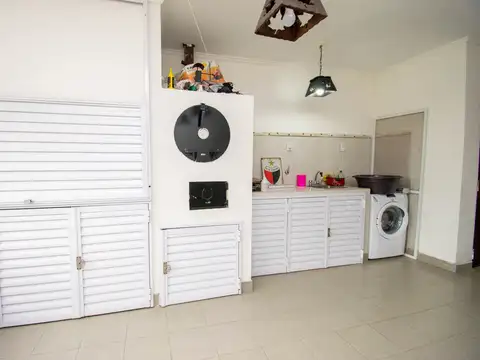 Casa 5 ambientes con 2 baños
