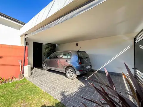 CASA EN VENTA LA PLATA PATIO PARRILLA Y PILETA