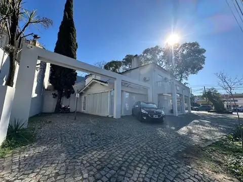 Excelente local sobre Av del libertador Acassuso