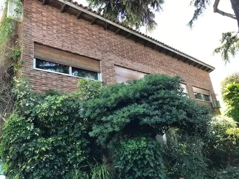 Casa 6 ambientes con 5 baños