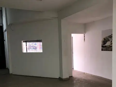 Excelente local.  Planta 9 X 19.  Con amplio entrepiso. Gran ubicación!