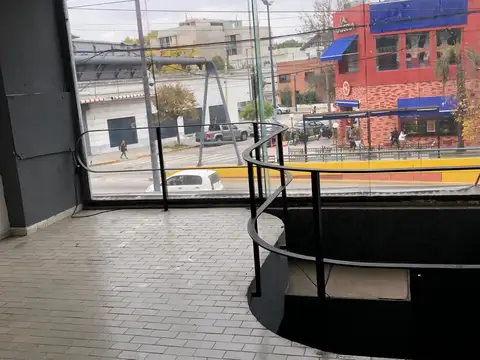 Excelente local.  Planta 9 X 19.  Con amplio entrepiso. Gran ubicación!