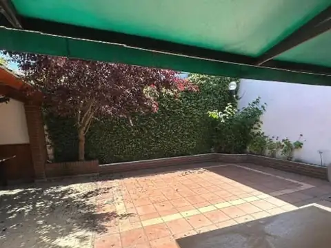 Casa en Alquiler con 1 cochera