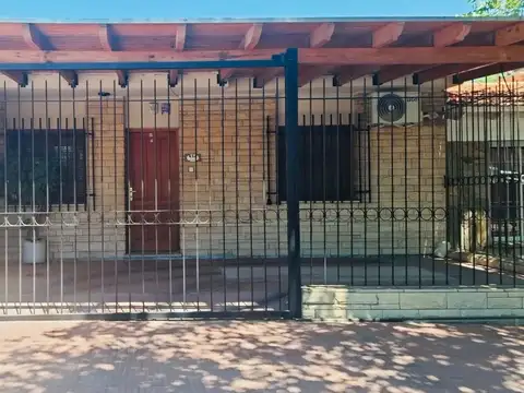 Casa en venta con EXCELENTE UBICACION  Godoy Cruz