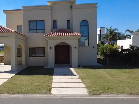 Casa 5 ambientes con 3 baños