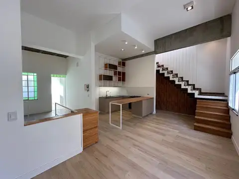 VENTA CASA DE PLANTA ALTA 3 DORMITORIOS AMPLIA TERRAZA