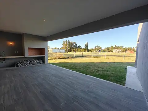 Casa 5 ambientes con 3 baños