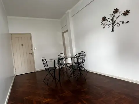 Departamento en alquiler en Flores. Sobre Avenida