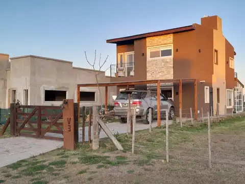 Casa 4 ambientes con 2 baños