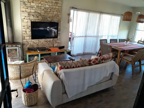 Hermosa casa 2 plantas con vista al campo en Domselaar Chico VENTA