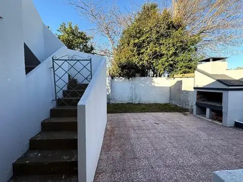 Casa 8 ambientes con 2 baños