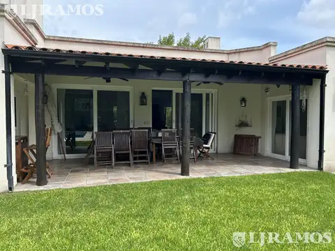 Casa en Alquiler con 2 cocheras