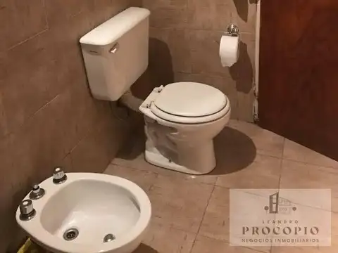 Casa en Alquiler con 2 cocheras