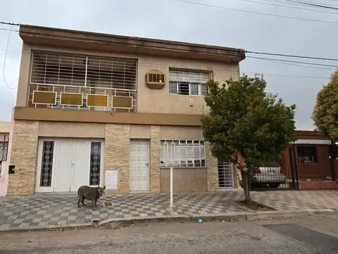 CASA 3 DORMITORIOS 2 BAÑOS ESTAR QUINCHO JARDIN  
