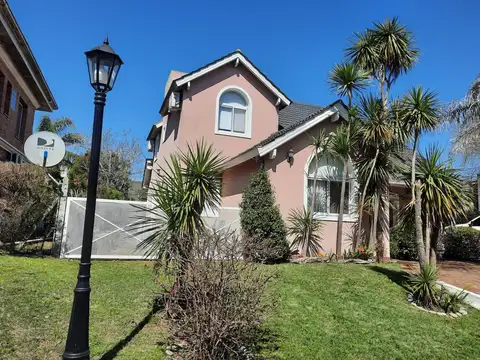 Casa en venta - 5 Dormitorios 4 Baños - Villa Udaondo-Altos del Sol