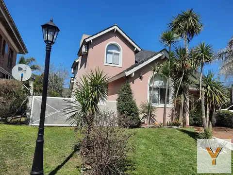 Casa en venta - 5 Dormitorios 4 Baños - Villa Udaondo-Altos del Sol