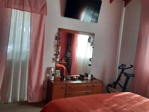 Casa en venta - 5 Dormitorios 4 Baños - Villa Udaondo-Altos del Sol