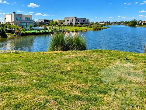 Lote a la laguna central barrio san sebatian área 6