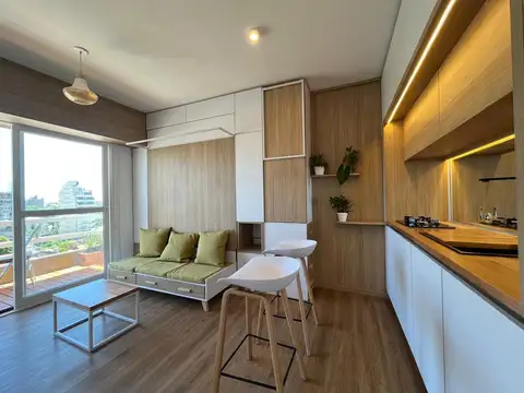 VENTA: Monoambiente amoblado y reciclado en piso 8 con balcón y vista despejada en Barrio Lourdes
