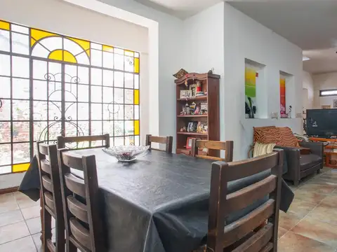VENTA/PERMUTA - Casa de 4 dormitorios, patio, balcon y cocheras. Luis Agote, Rosario.