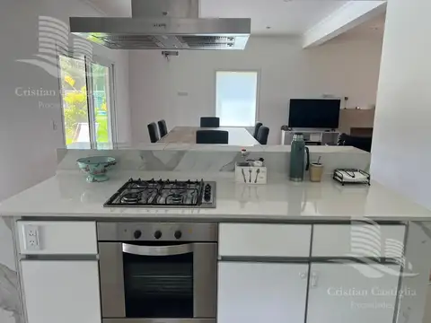 Venta- Casa en Los Castaños con Pileta