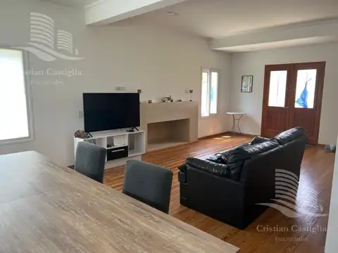 Casa 4 ambientes con 2 baños