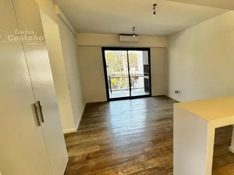 Amplio departamento de 3 ambientes en piso 4 al contrafrente