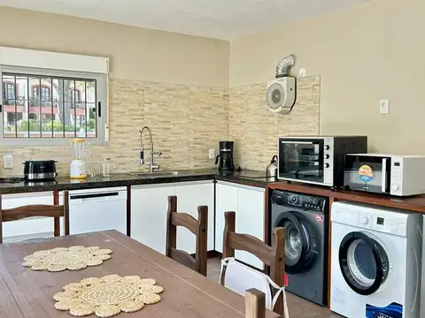 Casa 5 ambientes con 3 baños