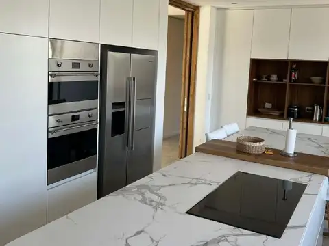 Casa en Alquiler Temporal con 3 cocheras