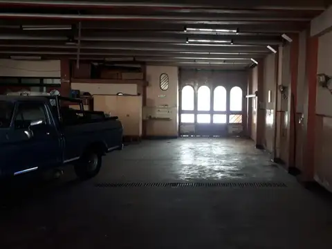 Excelente casa con deposito y detalles de categoria