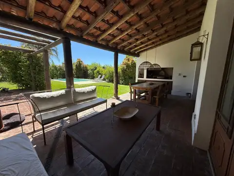 Casa en Alquiler Temporal con 3 cocheras