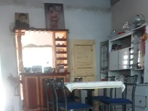 Casa con 5 departamentos, sobre lote de 10x30 en Merlo