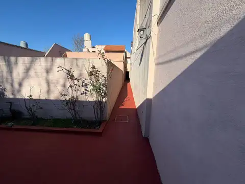 Depto Tipo Casa en Alquiler en Bernal Oeste, $ 695.000