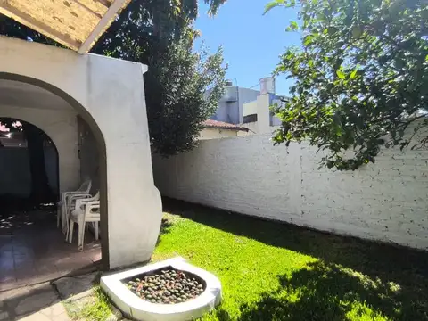 Casa 6 ambientes con 2 baños