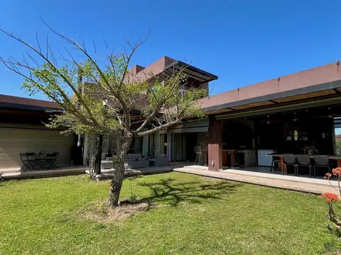 Casa 6 ambientes con 2 baños