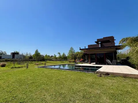 Casa en Alquiler con 2 cocheras