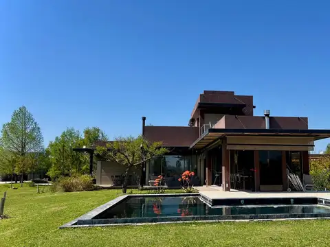 Casa en Alquiler en Puerto Roldan, USD 2.700