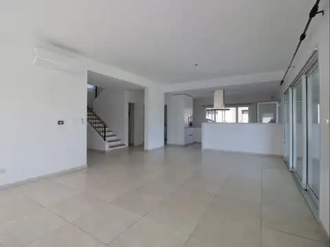 Casa en Venta con 4 cocheras