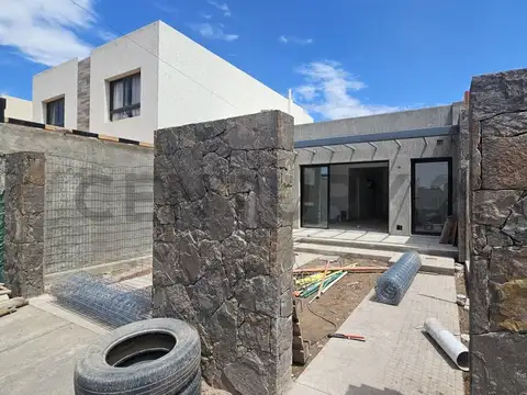 Venta de casa 2 dormitorios Barrio Privado Vista Oliva - Maipu