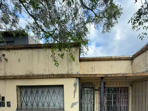CASA EN VENTA EN LLAVALLOL, CON PATIO