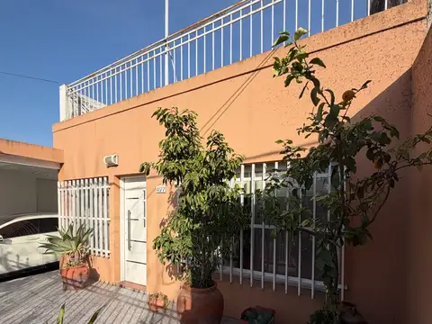 CASA- COCHERA-TRES DORMITORIOS-PATIOS-LA FLORIDA-Cramer al 4100