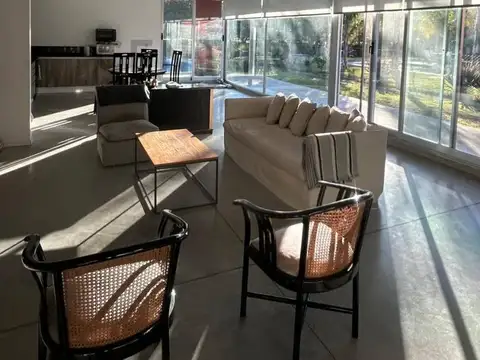 Casa en Alquiler con 2 cocheras
