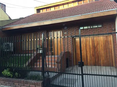 solida casa en lote propio